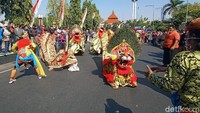 Selain itu, turut aksi para pekerja seni barongan. Mereka menampilkan kesenian barongan di depan para massa.