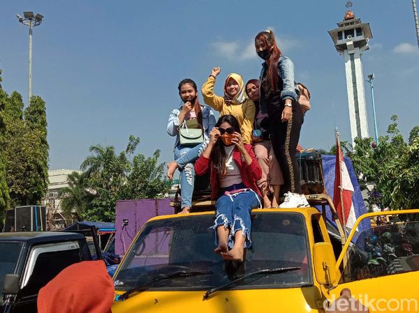 Aksi Biduan Dangdut Minta Izin Hiburan Dibuka