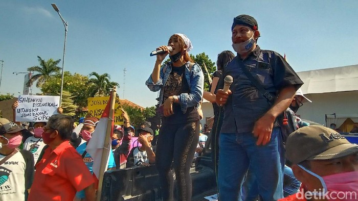 Aksi Biduan Dangdut Minta Izin Hiburan Dibuka Aksi para pekerja seni di Alun-alun Kudus diwarnai dengan aksi joget oleh biduan dangdut. Mereka menuntut agar izin hiburan dibuka.
