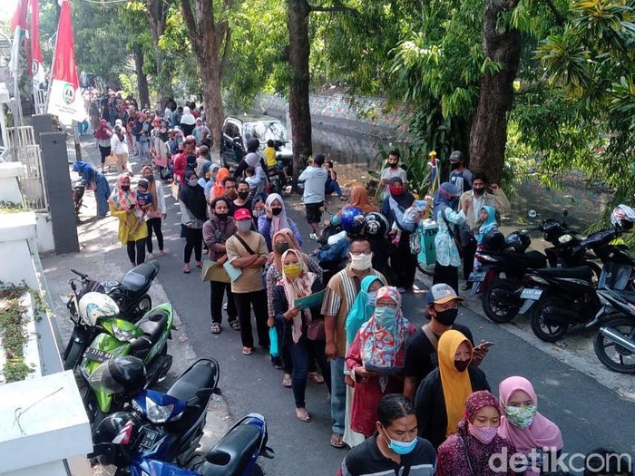 Antrean pemohon Bantuan Presiden (Banpres) Produktif untuk pengusaha mikro di Kabupaten Jombang mengular sekitar 500 meter. Para pemohon pinjaman modal usaha Rp 2,4 juta itu mengabaikan jaga jarak aman di tengah pandemi COVID-19.