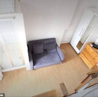 Kamar mandi dan toilet di dalam apartemen ini terpisah. Tentu saja ruangan untuk mandi sedikit lebih besar jika dibandingkan dengan ukuran toiletnya. Di samping kamar mandi juga terdapat sofa dan beberapa meja untuk menyimpan barang-barang keperluanmu. Foto: Zoopla