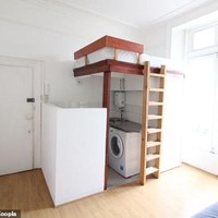 Bagian kasurnya terletak di atas kamar mandi serta mesin cuci dan dapur. Luas toiletnya pun sangatlah kecil, hanya cukup untuk dimasuki oleh satu orang saja. Foto: Zoopla