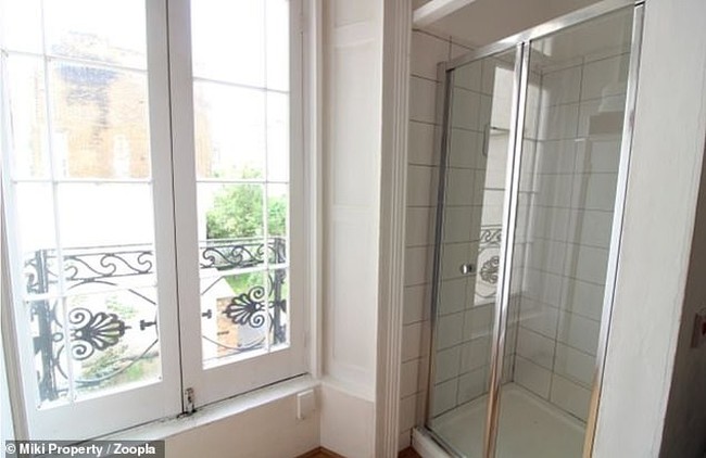 Walaupun memiliki fasilitas yang cukup lengkap, tetapi apartemen ini memiliki luas yang ternyata sangat kecil. Tidak sedikit netizen yang telah melihat kondisi di dalam apartemen justru membandingkannya dengan sel penjara. Foto: Zoopla