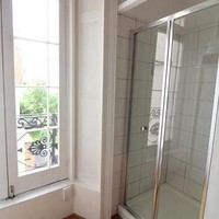 Walaupun memiliki fasilitas yang cukup lengkap, tetapi apartemen ini memiliki luas yang ternyata sangat kecil. Tidak sedikit netizen yang telah melihat kondisi di dalam apartemen justru membandingkannya dengan sel penjara. Foto: Zoopla