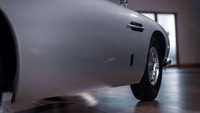 Uniknya lagi bahkan meniru suspensi mobil aslinya. Ada suspensi double wishbone di bagian depan dengan roll center dan camber gain yang sesuai dengan geometri aslinya. Foto: Aston Martin 