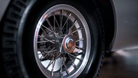 Pada bagian kaki-kaki, terlihat roda berukuran 10 inci yang dilengkapi rem cakram berventilasi. Foto: Aston Martin