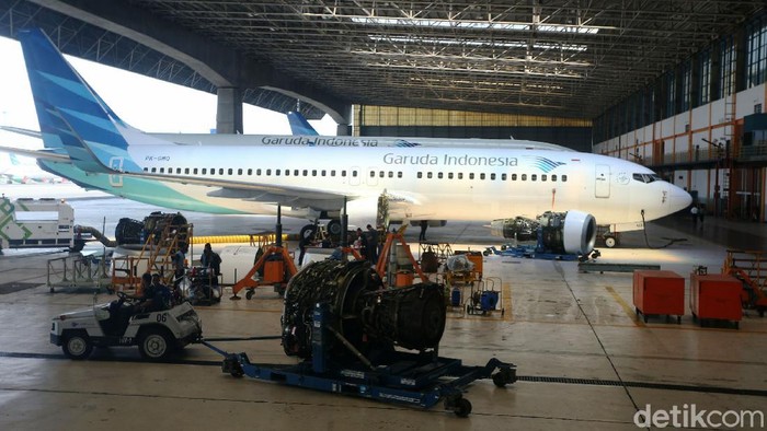 Pesawat Garuda Indonesia rutin dibersihkan dengan disemprot disinfektan. Hal tersebut dilakukan sebagai upaya memutus mata rantai penyebaran COVID-19.