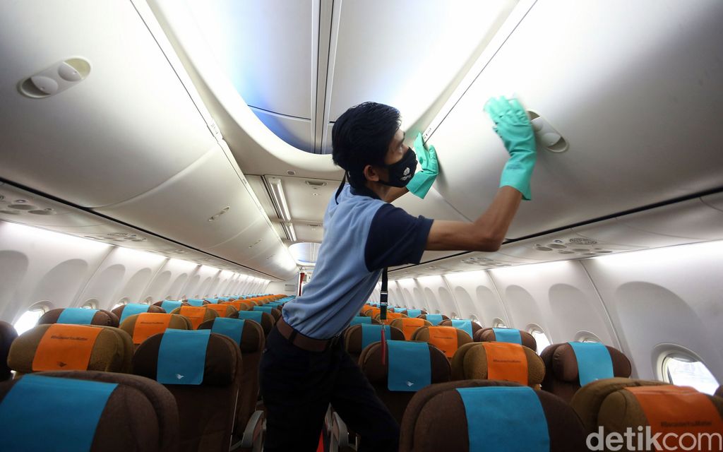 Pesawat Garuda Indonesia rutin dibersihkan dengan disemprot disinfektan. Hal tersebut dilakukan sebagai upaya memutus mata rantai penyebaran COVID-19.