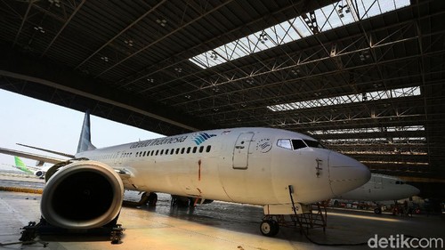 Pesawat Garuda Indonesia rutin dibersihkan dengan disemprot disinfektan. Hal tersebut dilakukan sebagai upaya memutus mata rantai penyebaran COVID-19.