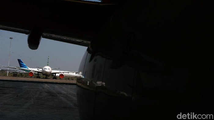 Pesawat Garuda Indonesia rutin dibersihkan dengan disemprot disinfektan. Hal tersebut dilakukan sebagai upaya memutus mata rantai penyebaran COVID-19.