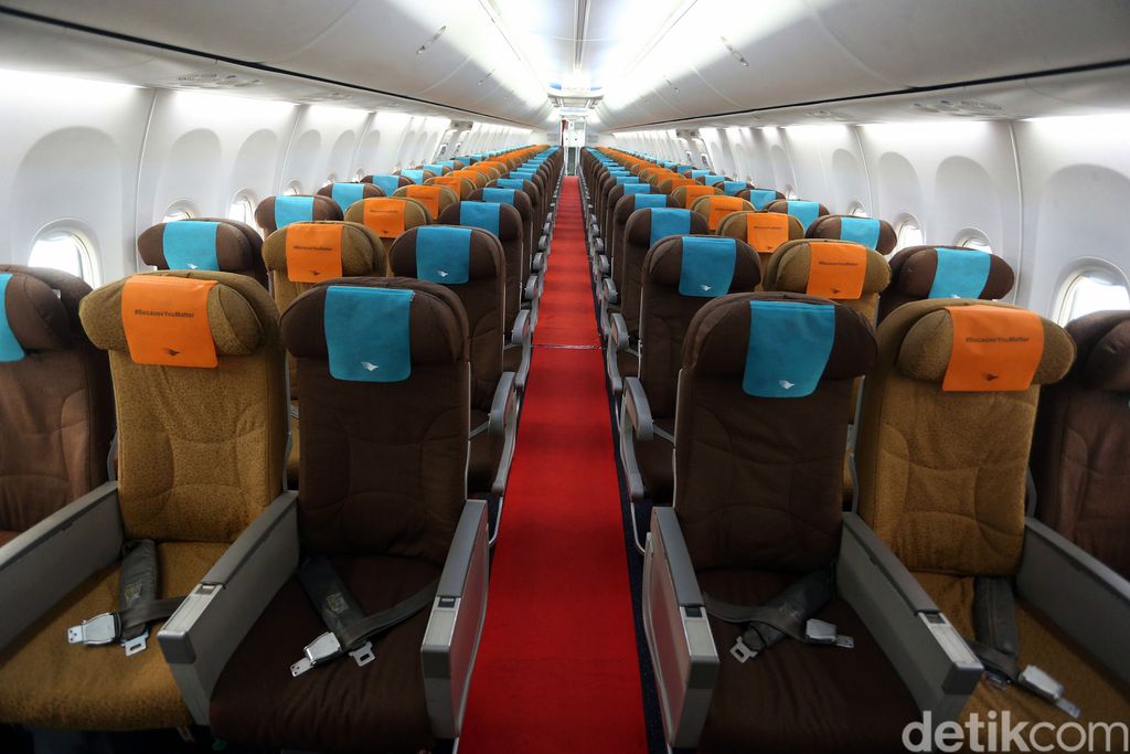 Pesawat Garuda Indonesia rutin dibersihkan dengan disemprot disinfektan. Hal tersebut dilakukan sebagai upaya memutus mata rantai penyebaran COVID-19.