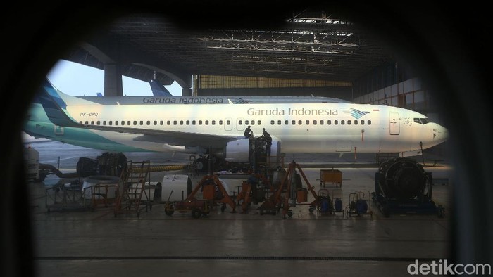 Pesawat Garuda Indonesia rutin dibersihkan dengan disemprot disinfektan. Hal tersebut dilakukan sebagai upaya memutus mata rantai penyebaran COVID-19.