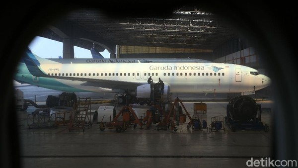 Beginilah proses perawatan dan pemeliharaan pesawat Garuda Indonesia. Baik untuk perawatan mesin, bagian interior dan eksterior hingga seluruh kebersihan pesawat yang akan digunakan. Beginilah proses perawatan dan pemeliharaan pesawat Garuda Indonesia. Baik untuk perawatan mesin, bagian interior dan eksterior hingga seluruh kebersihan pesawat yang akan digunakan.