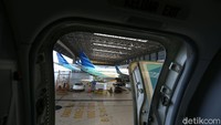 Tak hanya bagian eksterior, bagian interior juga tak luput dibersihkan di semprot disinfektan selama perawatan.