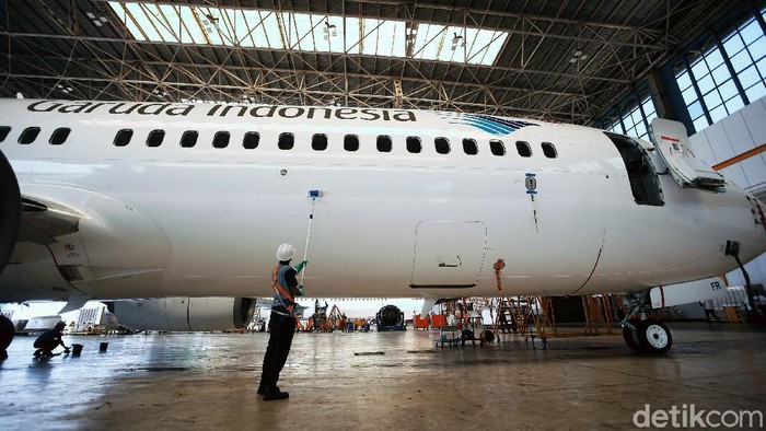 Pesawat Garuda Indonesia rutin dibersihkan dengan disemprot disinfektan. Hal tersebut dilakukan sebagai upaya memutus mata rantai penyebaran COVID-19.