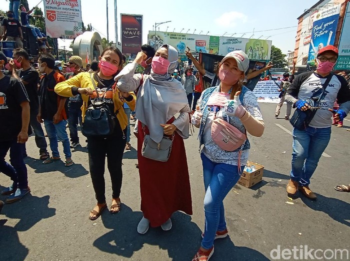 Biduan dangdut di Kudus demo dan joget di jalan, Senin (31/8/2020).