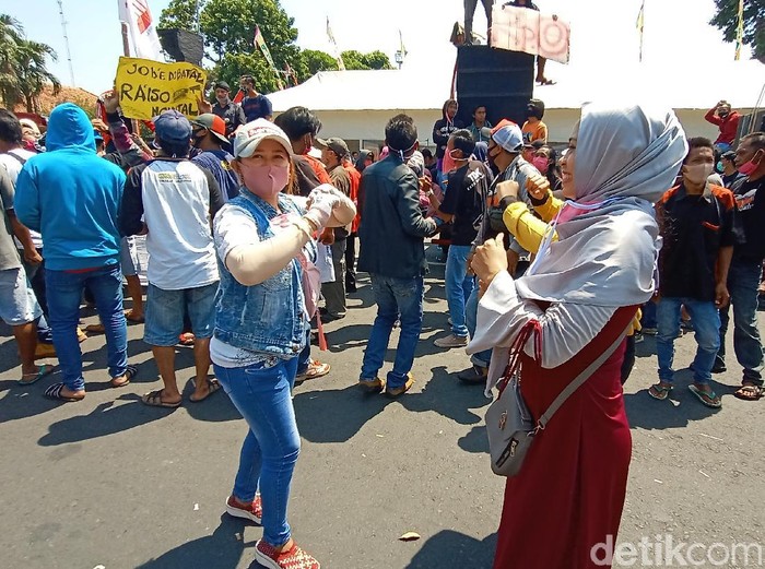 Biduan dangdut di Kudus demo dan joget di jalan, Senin (31/8/2020).