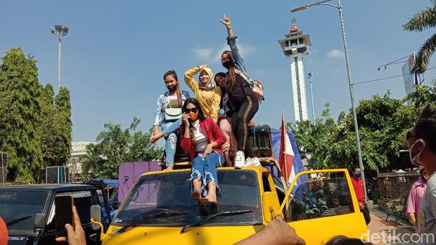 Biduan dangdut di Kudus demo dan joget di jalan, Senin (31/8/2020).