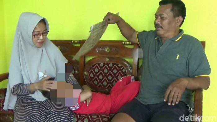 Warga Kecamatan Gending, Kabupaten probolinggo heboh soal seorang bocah yang diaggap telah disunat jin. Alat kelamin bocah tersebut tampak seperti habis disunat, meski belum pernah disunat seperti anak pada umumnya.