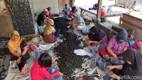 Briket buatan Adi memang berbeda dengan briket buatan Cina yang beredar di pasaran. Adi bercerita, briket arang kelapa buatannya dibuat tanpa campuran bahan kimia. Setelah menumbuk arang kelapa, ia mencampurkan tepung tapioka sebagai bahan perekat. Setelah dipanggang, briket lalu dicetak dan dipotong dadu. 