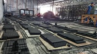 Setelah empat tahun membuat briket, Adi dan timnya bisa memproduksi 20 ton briket sepekan. Padahal pada 2016, saat ia memulai usahanya, Adi hanya mampu membuat 3 kuintal sehari
