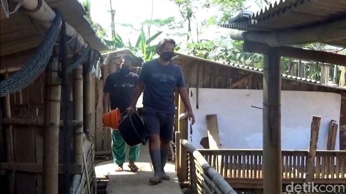 Bripka Ricky tengah memeriksa bebek peliharannya.
