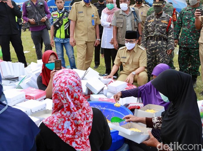 Penanganan COVID-19 di salah satu ponpes di Banyuwangi dilakukan secara sinergis oleh banyak pihak. Pemprov Jatim memantau dan evaluasi 18.000 porsi makanan untuk penghuni pondok.