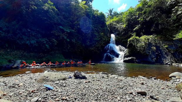 River tubing di Curug Gede Damar Payung