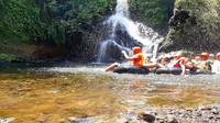 Kabupaten Banyumas di Jawa Tengah dikenal para traveler punya 1.000 curug. Salah satunya Curug Gede Damar Payung di Desa Kotayasa, Kecamatan Sumbang. Di sini, traveler bisa coba river tubing. (Arbi Anugrah/detikcom)