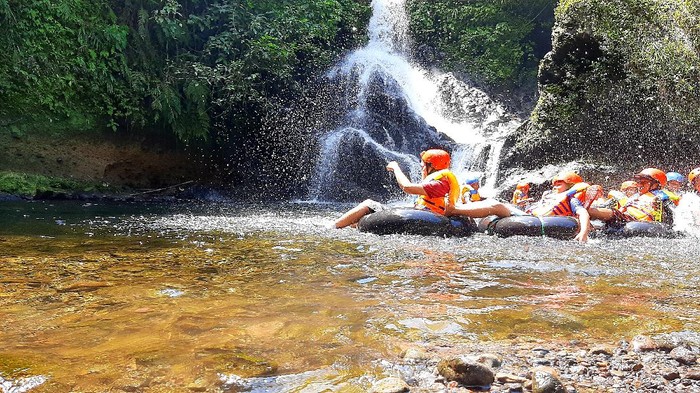 Curug Gede Damar Payung River tubing di Curug Gede Damar Payung
