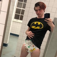 Seperti ini penampakan Damien saat memakai popok. Meski dipandang aneh oleh orang lain, namun Damien nyaman menjalani hidupnya dengan berpakaian dan bertingkah seperti anak kecil.  Foto: Facebook