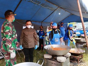 Dapur Umum COVID-19 di Banyuwangi Siapkan 18 Ribu Nasi untuk Santri