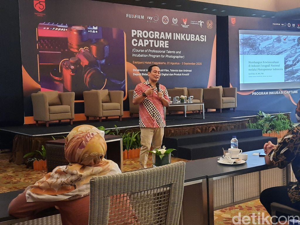 Direktur Industri Kreatif Film, Televisi dan Animasi Kemenparekraf Syaifullah saat memberikan arahan di depan para fotografer di Eastparc Hotel, Sleman, Senin (31/8/2020)