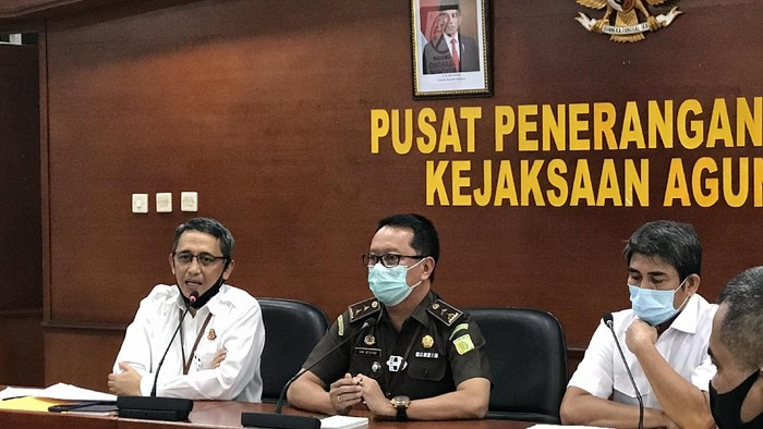 Direktur Tata Usaha Jamdatun, Andi Herman berbaju putih dan kacamata