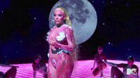 Doja Cat yang tampil seksi hingga disebut nyaris telanjang juga jadi perhatian. Dok. AP