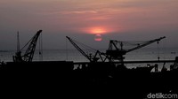 Selain itu, dikatakan Reza, pemerintah juga melakukan percepatan produksi vaksin Corona dengan banyak pihak. Kerjasama ini diharapkan dapat memberikan kepastian terhadap perekonomian nasional. Tidak hanya itu, pelaksanaan protokol kesehatan secara disiplin juga memilik peran penting dalam pemulihan ekonomi nasional.