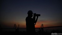 Sebelumnya, Menkopolhukam Mahfud MD menyebut Indonesia akan dilanda resesi ekonomi bulan depan. Kendati demikian, resesi itu tidak akan membuat Indonesia mengalami krisis ekonomi. Mahfud mengatakan, imbauan Pemerintah untuk hidup normal kembali dengan menyadari COVID-19 kurang efektif karena saat ini masih banyak masyarakat yang tidak mengenakan masker, berkerumun seakan-akan tidak terjadi apa-apa. Padahal virus Corona ini sangat nyata sebagai musuh atau dapat membahayakan kehidupan sehari-hari.