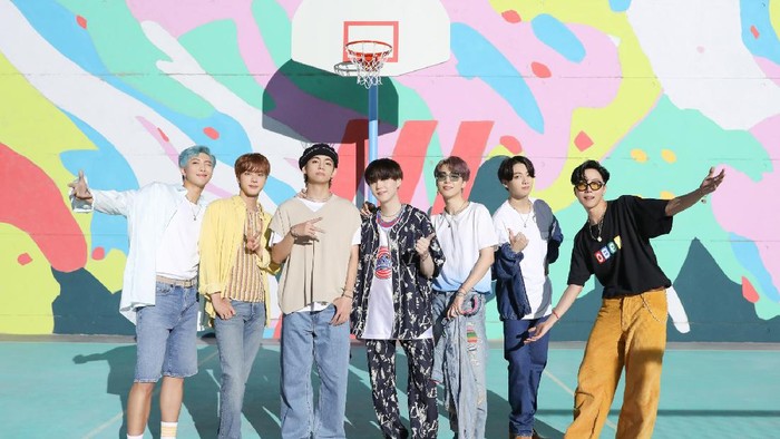 Fashion BTS dalam MV Dynamite