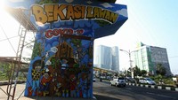 Mural yang dihiasi gambar-gambar penuh warna dan sarat makna ini, langkah kreatif dalam mengampanyekan perang melawan COVID-19.