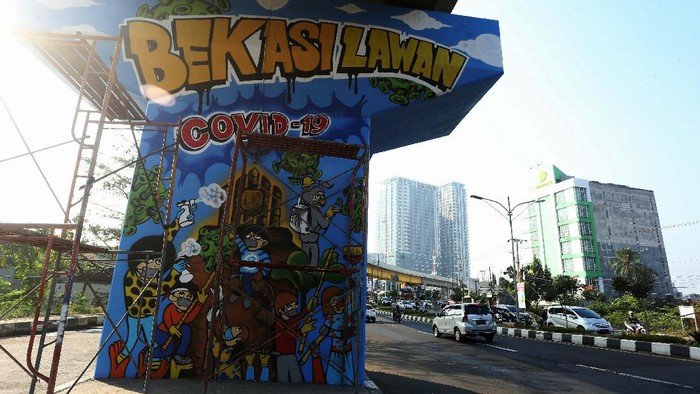 Jalan Layang (Flyover) Rawa Panjang, Kota Bekasi, dihiasi dengan mural COVID-19. Mural ini sebagai bentuk sosialisasi agar warga waspada Corona.