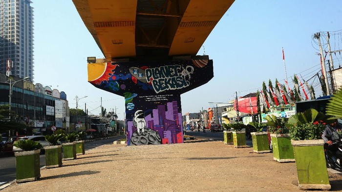 Jalan Layang (Flyover) Rawa Panjang, Kota Bekasi, dihiasi dengan mural COVID-19. Mural ini sebagai bentuk sosialisasi agar warga waspada Corona.