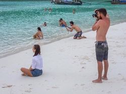 Potret Perjuangan Kekasih demi Foto Sempurna Pujaan Hati