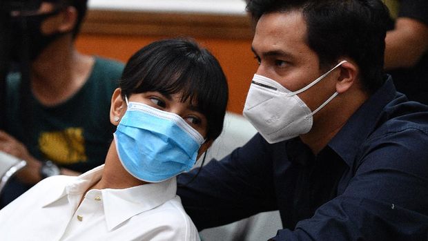 Vanessa Angel menjalani sidang perdana terkait kasus narkoba. Sang suami turut hadir mendampingi Vanessa di sidang tersebut.