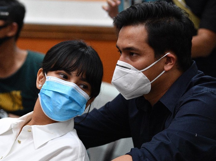 Vanessa Angel menjalani sidang perdana terkait kasus narkoba. Sang suami turut hadir mendampingi Vanessa di sidang tersebut.