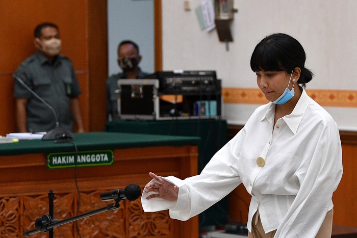 Foto Vanessa Angel Jalani Sidang Kasus Narkoba Didampingi Suami Vanessa Angel menjalani sidang perdana terkait kasus narkoba. Sang suami turut hadir mendampingi Vanessa di sidang tersebut.
