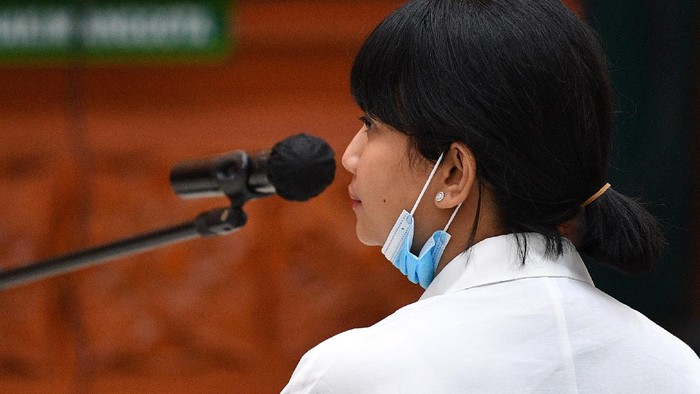 Vanessa Angel menjalani sidang perdana terkait kasus narkoba. Sang suami turut hadir mendampingi Vanessa di sidang tersebut.
