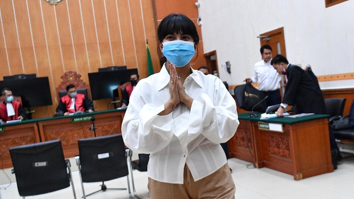 Vanessa Angel menjalani sidang perdana terkait kasus narkoba. Sang suami turut hadir mendampingi Vanessa di sidang tersebut.