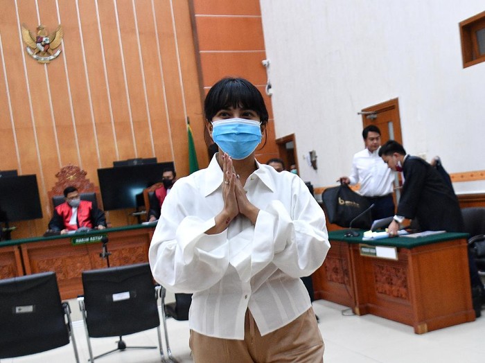 Vanessa Angel menjalani sidang perdana terkait kasus narkoba. Sang suami turut hadir mendampingi Vanessa di sidang tersebut.