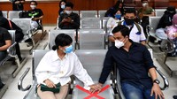 Vanessa Angel tampak didampingi oleh sang suami Bibi Ardiansyah saat menunggu dimulainya sidang perdana terkait kasus kepemilikan psikotropika golongan IV yaitu 20 pil xanax yang digelar di Pengadilan Negeri Jakarta Barat, Jakarta, Senin (31/8/2020).