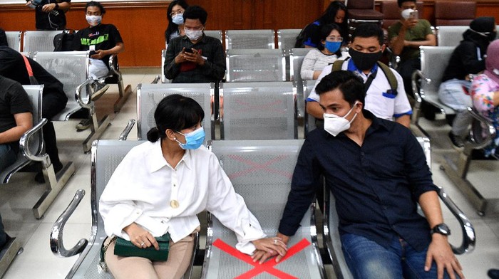 Foto Vanessa Angel Jalani Sidang Kasus Narkoba Didampingi Suami Vanessa Angel menjalani sidang perdana terkait kasus narkoba. Sang suami turut hadir mendampingi Vanessa di sidang tersebut.